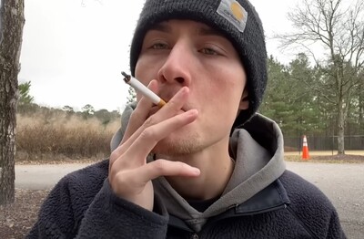 Лечение зависимости от табакокурения в Коле Мужчина с сигаретой делает затяжку