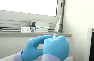 Проведение кодирования Вивитролом в Коле Шприц с Вивитролом в руках у врача